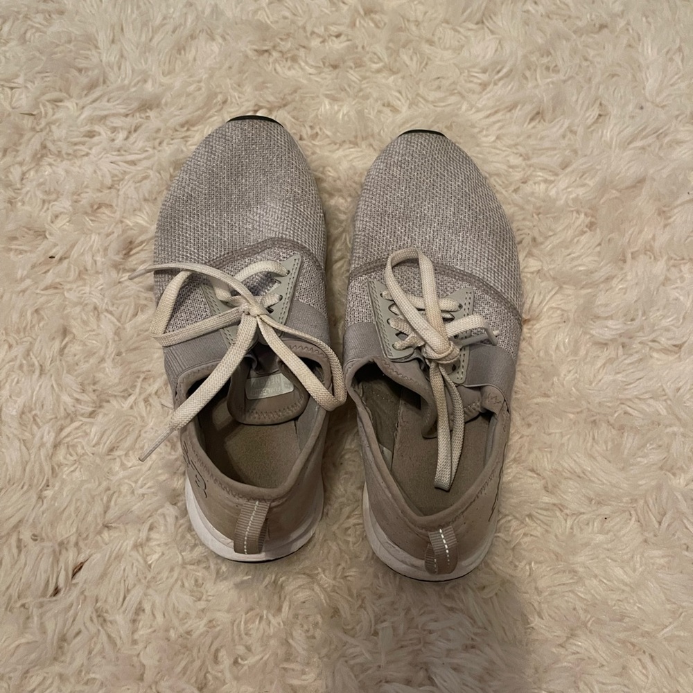 New Balance sneaker size 6 in gray